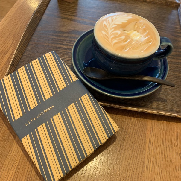 いっちょまえにカフェとかで小説読んだりします。